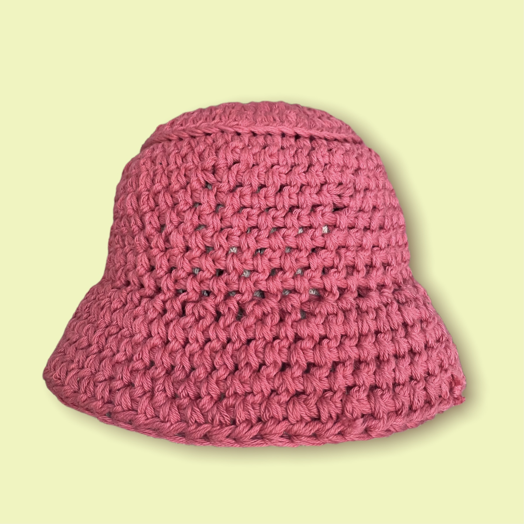 stickad hatt rosa