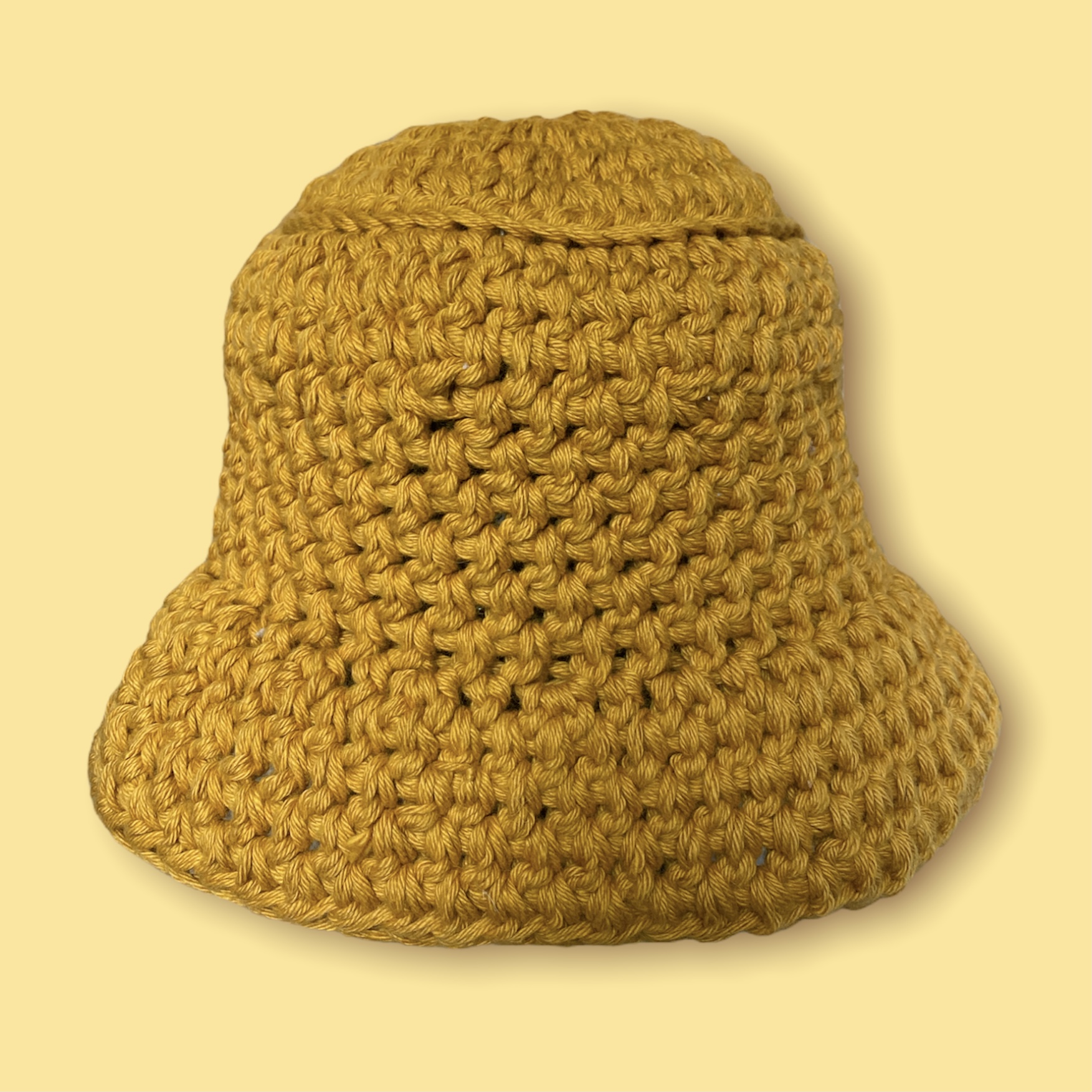 stickad hatt gul